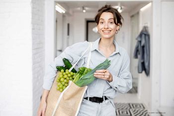 Ältere Damen beim Shopping